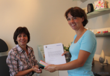 Wethouder Jolanda van Veluw overhandigd welkomstpa Wethouder Jolanda van Veluw overhandigd welkomstpa